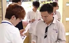 Thí sinh làm thủ tục dự thi tốt nghiệp THPT