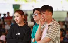 Duy Khương bật khóc trước cậu bé mồ côi mẹ, không biết cha là ai