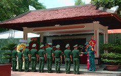 Dòng người lặng lẽ thắp hương tri ân tại Công viên Lê Thị Riêng, hướng về các anh hùng liệt sĩ