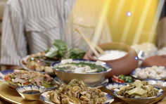 Vũ Thu Phương chiêu đãi "Quán ăn hạnh phúc" mâm cơm quê