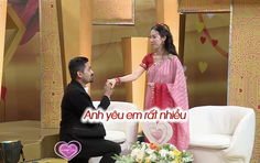 Vợ chồng son: Chàng trai Ấn Độ quỳ gối cầu hôn cô gái Việt trên sóng truyền hình
