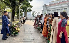 Người Việt tại Singapore dâng hoa tưởng niệm Chủ tịch Hồ Chí Minh