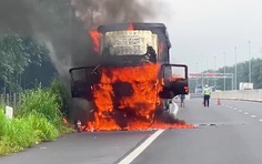 Xe tải bốc cháy trên cao tốc Phan Thiết - Dầu Giây, tài xế kịp thoát thân