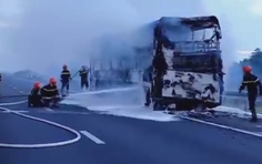 Cháy xe khách giường nằm trên cao tốc Phan Thiết - Dầu Giây