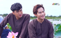 Huỳnh Nhu lội bùn hái sen