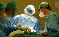 Phẫu thuật thành công cho bé gái 8 tháng tuổi bị chấn thương sọ não do rơi khỏi võng