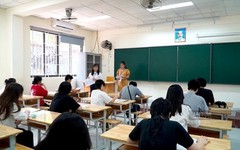 Giáo viên mòn mỏi đợi tiền dạy thêm giờ, trường học kêu khó chi trả