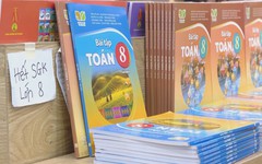 Phụ huynh "chật vật" tìm mua sách giáo khoa trước năm học mới