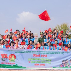 Thiếu nhi Thành phố về với vùng biên nhân mùa Xuân mới