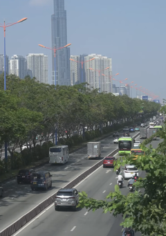 Giá xăng thất thường, người dân chọn đi Metro để tiết kiệm chi phí