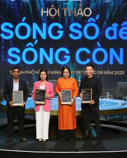 Các diễn giả tại phiên hội thảo Sóng số để Sống còn