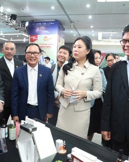 Đại biểu tham quan Gian hàng