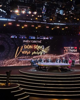 Phiên toạ đàm Toàn thể Đón sóng - Vươn mình 