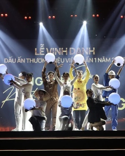 Tiết mục Biểu diễn vinh danh các thương hiệu Việt