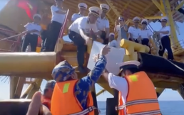 Mang lá phiếu đến với cử tri nơi đầu sóng