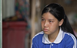 Lúc nhớ mẹ, em ngồi buồn ôm di ảnh và tâm sự với mẹ