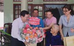 Vẽ đẹp hóa thành huy chương: 95 năm tôn vinh 8 chữ vàng và những người mẹ Việt Nam anh hùng
