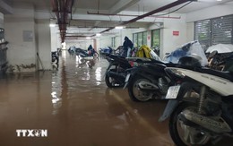 Người dân khu chung cư “rốn” ngập tại Hà Nội linh hoạt ứng phó khi mưa lớn