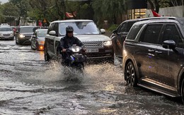 Triều cường lên nhanh tại TP. Hồ Chí Minh: Hai tuyến đường ở Thảo Điền ngập sâu từ sáng sớm