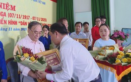 Phường Nhiêu Lộc trao Huy hiệu Đảng cho các đảng viên đợt 7/11/2025
