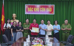 Khen thưởng người đàn ông cứu bé trai bị vùi trong hố cát tại Côn Đảo