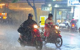 Mưa lớn, sấm chớp liên tục ở TP. Hồ Chí Minh: Cảnh báo còn kéo dài