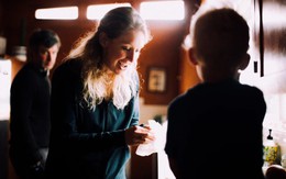 Phim tài liệu về Elizabeth Holmes gây chú ý với cách kể chuyện khó đoán