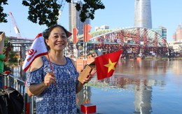 Hợp long cầu đi bộ, ngày vui bên sông Sài Gòn