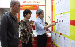 Nhân dân Thủ đô háo hức xem thông tin ứng viên đại biểu Quốc hội