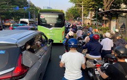 Kẹt xe kéo dài trên đường Mai Chí Thọ, người dân vất vả vào trung tâm Thành phố