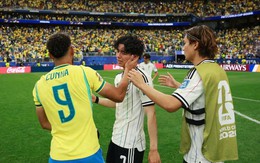 Matheus Cunha dỗ dành cầu thủ Nhật Bản khóc vì thua Brazil đầy tiếc nuối