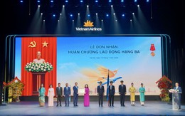 Vietnam Airlines đón nhận Huân chương Lao động hạng Ba