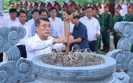 Thủ tướng Lê Minh Hưng tưởng niệm Chủ tịch Hồ Chí Minh, Đại tướng Võ Nguyên Giáp và các Anh hùng liệt sĩ tại Điện Biên Phủ