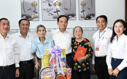 Bí thư Thành ủy TP. Hồ Chí Minh Trần Lưu Quang thăm, tặng quà người có công tại Côn Đảo