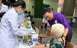 Phường Minh Phụng tổ chức khám sức khỏe đến tối, miễn phí hơn 1.000 người dân mỗi ngày