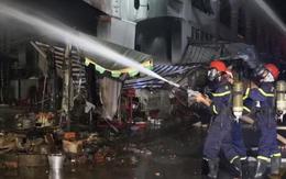 Đồng Nai: Hàng trăm cảnh sát PCCC nỗ lực dập tắt vụ cháy lớn tại dãy ki-ốt khu vực chợ Biên Hòa