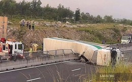 Khoảnh khắc ôtô mất lái, lật nghiêng trên cao tốc, nghi do tài xế buồn ngủ