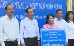 Các cơ quan tham mưu, giúp việc Thành ủy TP.HCM ủng hộ 400 triệu đồng vào quỹ "Vì Người Nghèo"