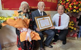 Lãnh đạo Thành ủy trao Huy hiệu Đảng cho Đảng viên cao niên