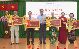 Lãnh đạo Thành ủy TP.HCM trao Huy hiệu Đảng nhân kỷ niệm Cách mạng Tháng Mười Nga
