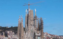 4 tòa tháp của Vương Cung Thánh Đường Sagrada Familia lần đầu tiên được thắp sáng