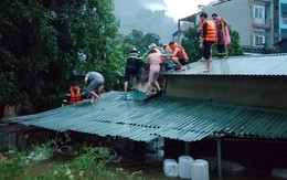 Hà Giang: Mưa ngập chưa từng có, cảnh sát phá nóc nhà cứu 4 người mắc kẹt