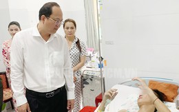 Phó Bí thư Thành ủy TP.HCM Nguyễn Hồ Hải thăm cán bộ công an bị thương trong vụ tấn công 2 trụ sở UBND xã ở Đắk Lắk