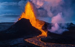 Bất chấp nguy hiểm, du khách đổ đến Iceland xem núi lửa phun trào