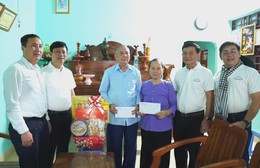 Đoàn đại biểu Thành phố Hồ Chí Minh thăm và tặng quà các gia đình chính sách tiêu biểu tại Côn Đảo