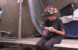 Chị em Thúy Đào hái rau, câu cá phụ mẹ mưu sinh - Mái ấm gia đình Việt