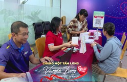 Nhiều người dân TP. Hồ Chí Minh tiếp tục ủng hộ đồng bào miền Trung tại Quỹ "Chung một tấm lòng"