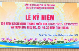 Phường Phú Thọ Hòa trao Huy hiệu Đảng, kỷ niệm 108 năm Cách mạng Tháng Mười Nga