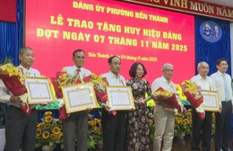 Phường Bến Thành trao tặng Huy hiệu Đảng cho 20 đồng chí