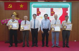 Trao tặng Huy hiệu Đảng cho các đảng viên tại phường Bình Hưng